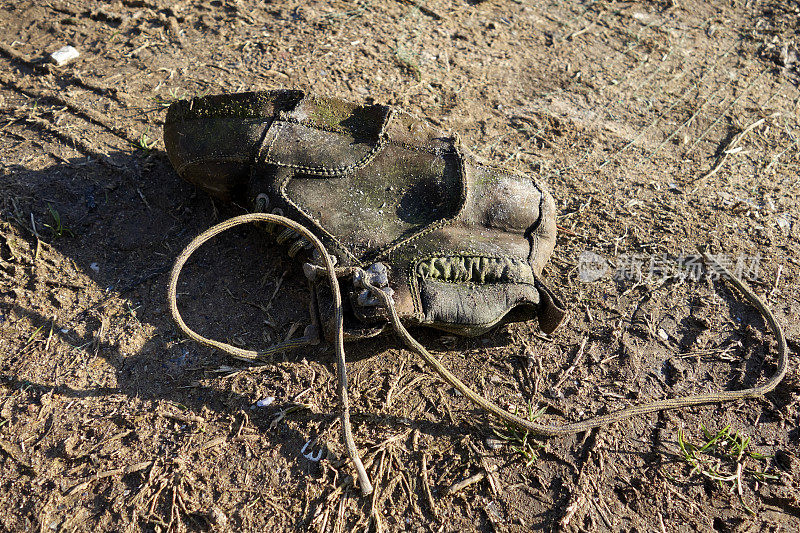 泥土上的旧靴子