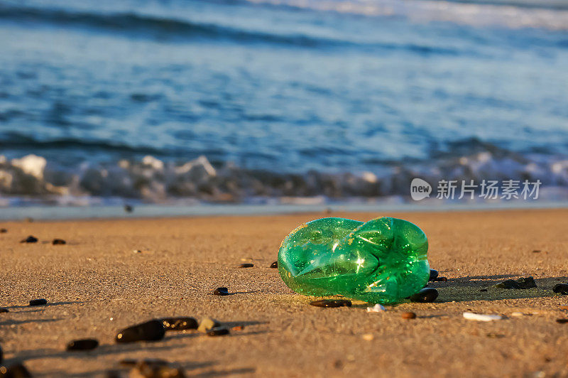 海滩上的绿色塑料瓶