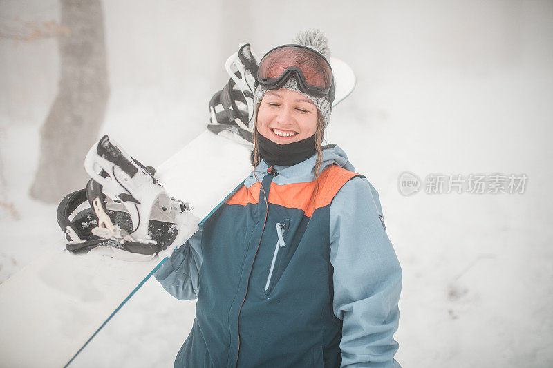 一个兴高采烈的女人正准备在山上滑雪