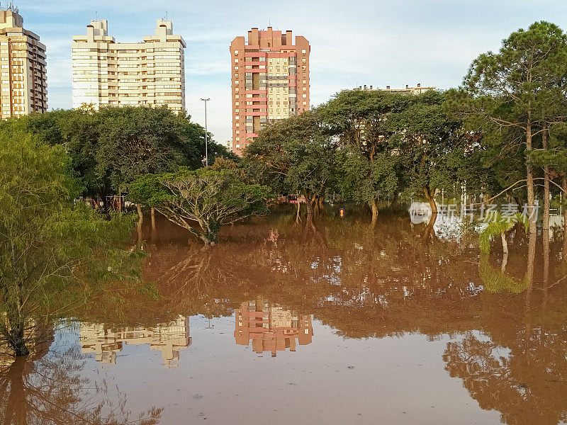 巴西南部城市阿雷格里港被洪水淹没