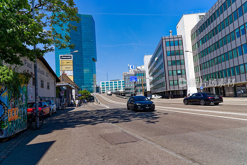 瑞士小镇的天际线，城市道路和通往硬桥的坡道，视野逐渐缩小。