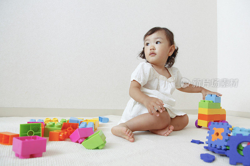 日本小女孩玩玩具
