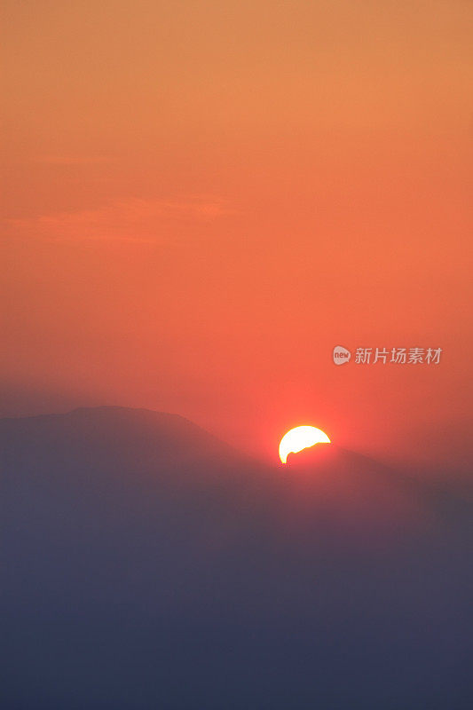 太阳在山脉后面升起