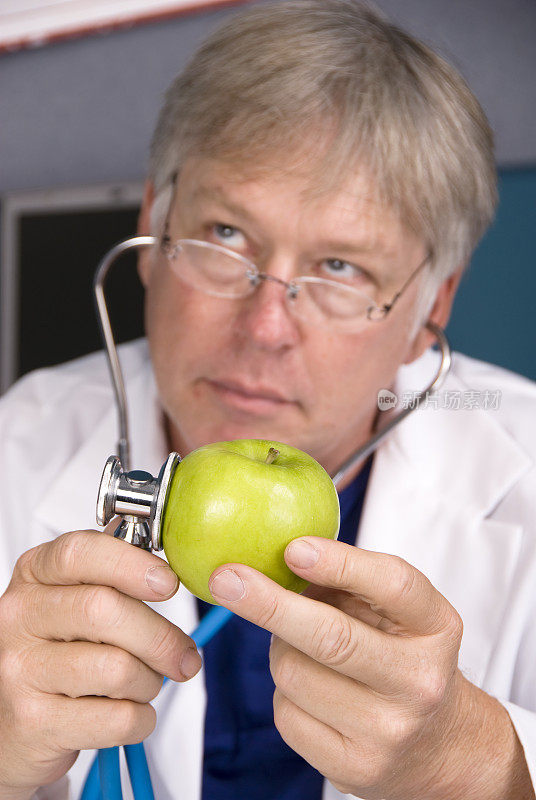 医生检查一个苹果