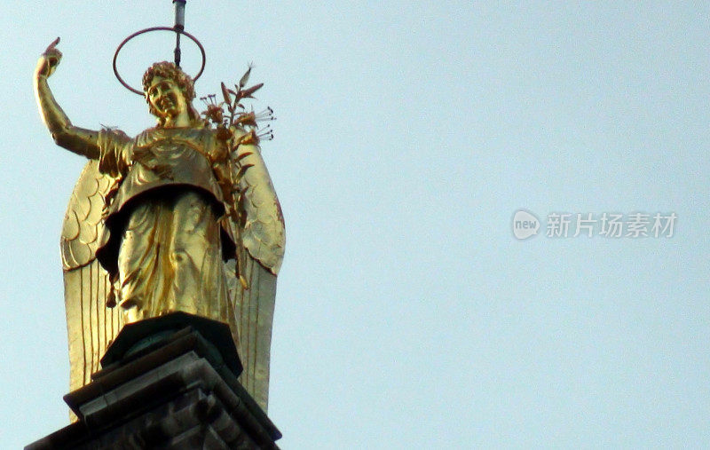 位于意大利威尼斯圣马可广场广场的圣马可钟楼金像