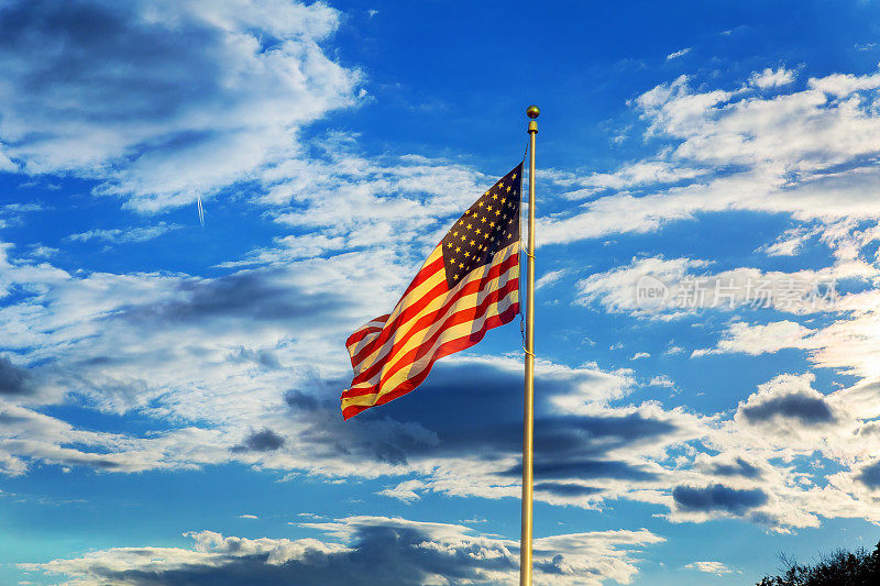 蓝天下微风中飘扬的美国国旗