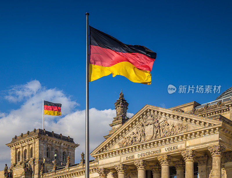 德国柏林国会大厦上的德国国旗