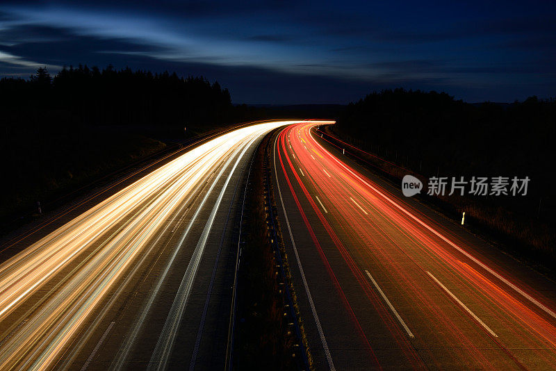 夜间在高速公路上长时间曝光汽车灯光