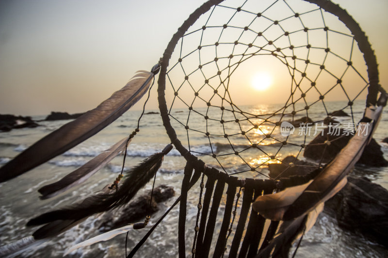 日落时分，印度果阿海滩上的捕梦网