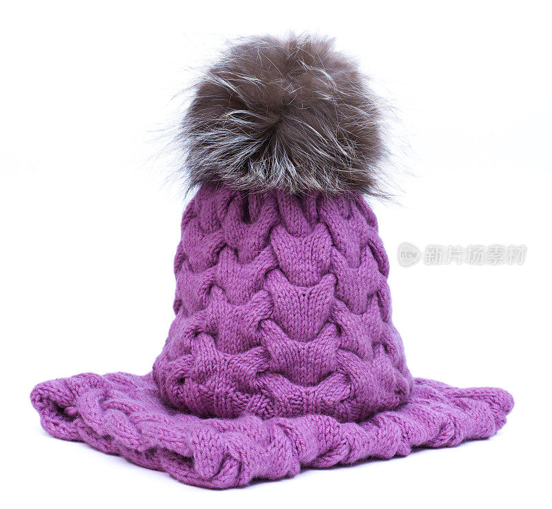 紫色针织羊毛围巾和帽子与绒球隔离。