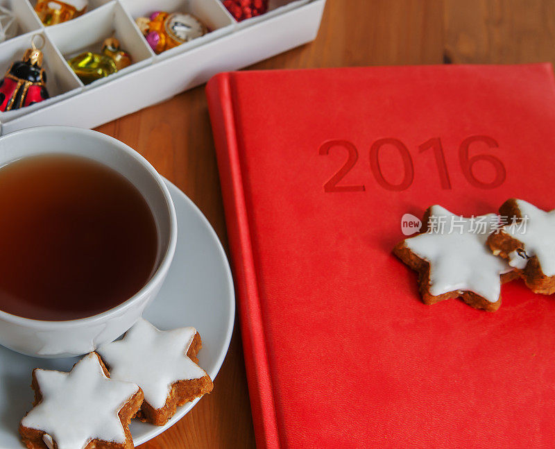 茶与蛋糕，日记和圣诞装饰
