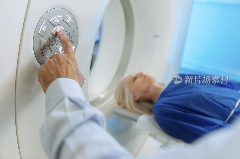放射技术员和病人正在进行CT扫描和诊断