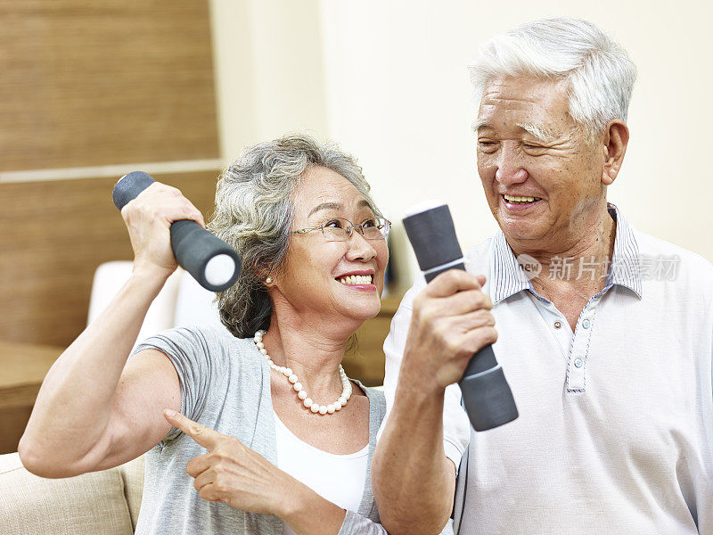 年老的亚洲夫妇用哑铃锻炼