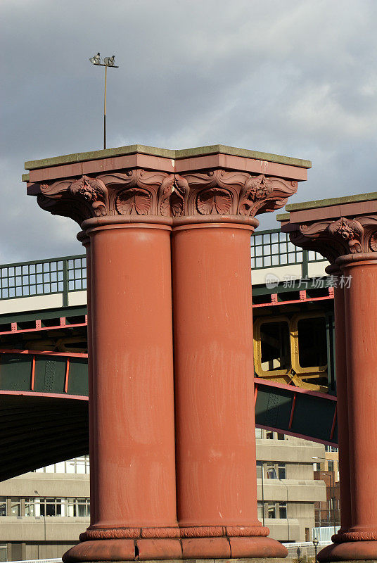 老黑衣修士铁路桥的柱子