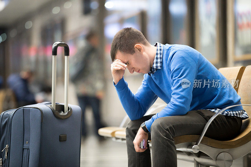 一个沮丧的年轻人在机场
