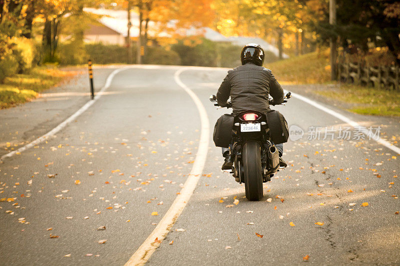 高速公路上摩托车骑手的后视图
