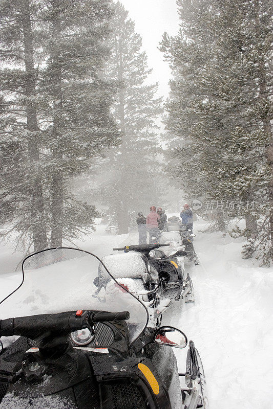 玩雪地摩托车