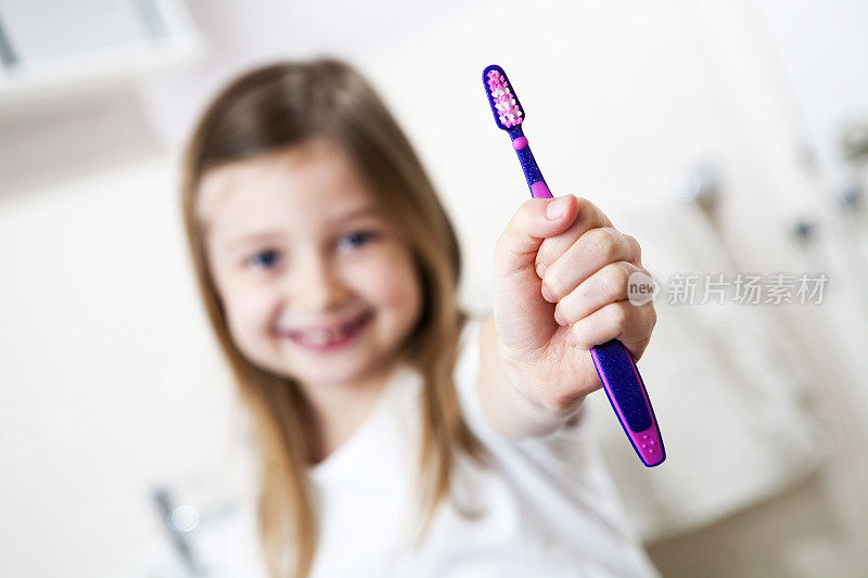女孩正在刷牙