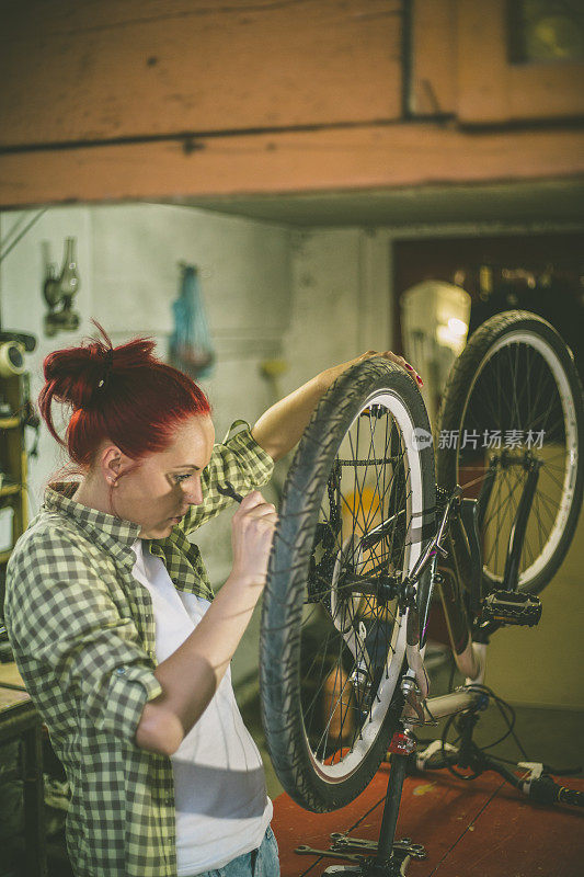 自行车修理工在车间里修理自行车