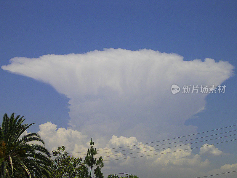 在洪都拉斯西南部形成圣马科斯德科隆的积雨云砧云