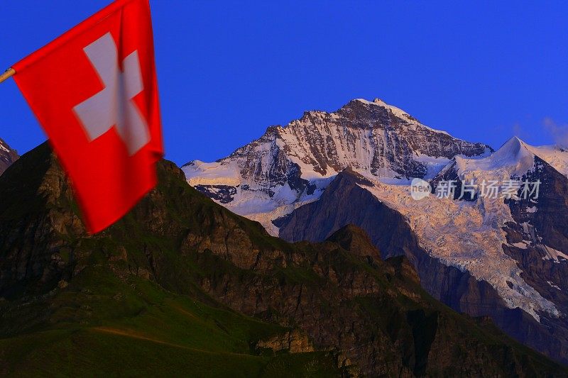 白雪覆盖的少女，瑞士国旗，冰川，Lauterbrunnen，瑞士阿尔卑斯山的夜晚