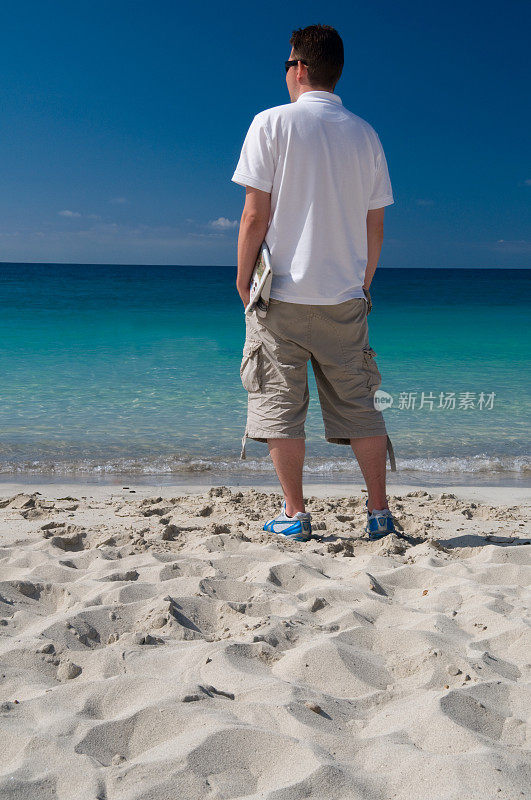 度假的男人在海滩享受生活