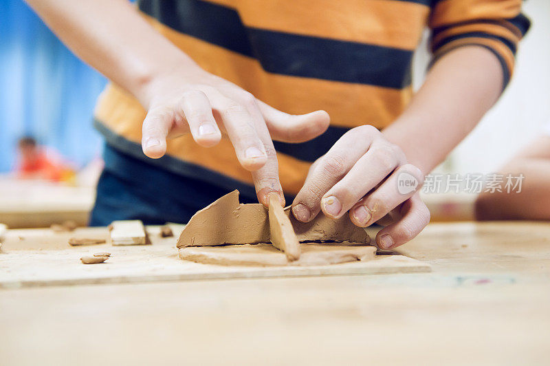 年轻的学生在粘土工作室