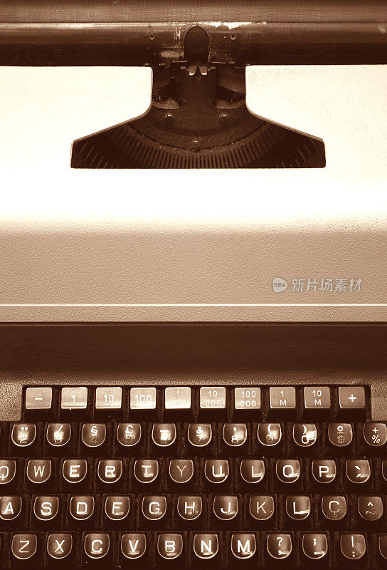 老式打字机-在深褐色的色调