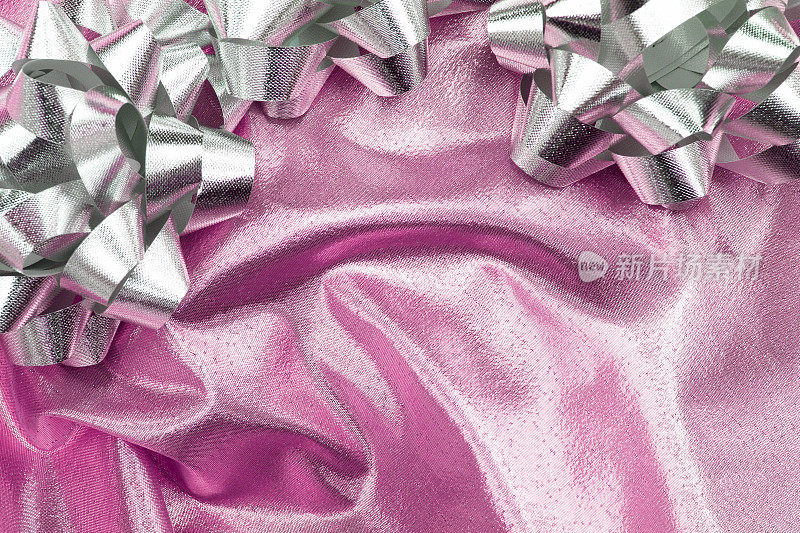 粉色缎子上的银色蝴蝶结