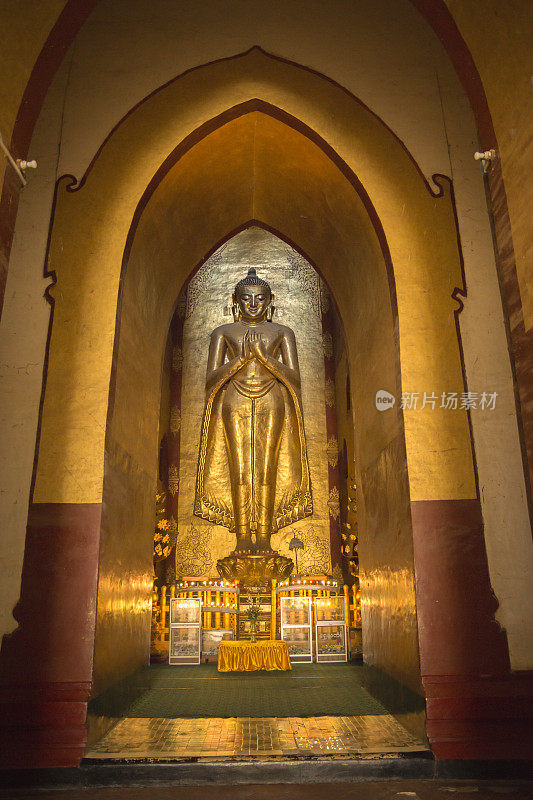 缅甸蒲甘寺大型金佛雕像。