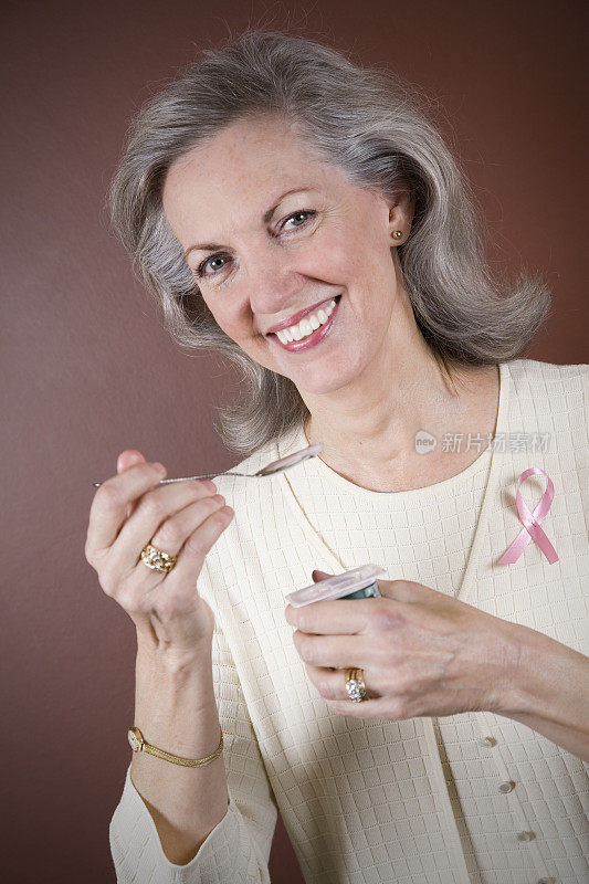 健康的老年乳腺癌幸存者喝酸奶