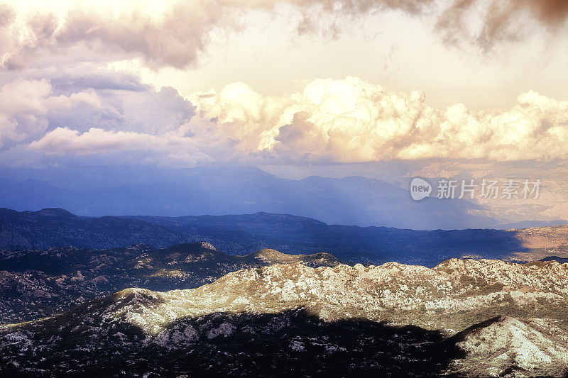 高山和天空