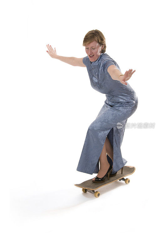 成熟的女人玩滑板
