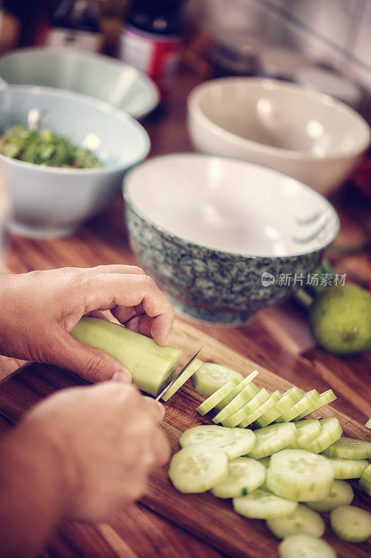 准备亚洲酸黄瓜沙拉