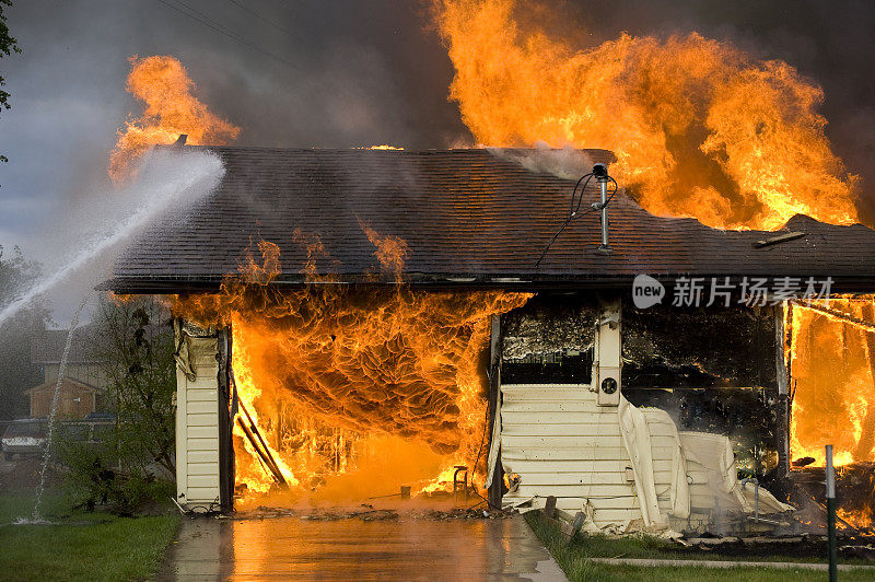 消防队员正在扑灭一场房屋火灾