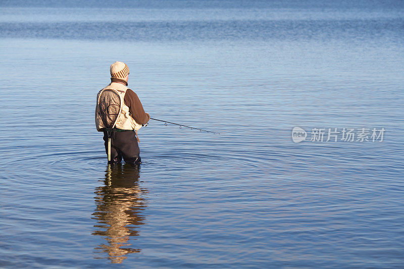 渔夫在湖里捕鱼
