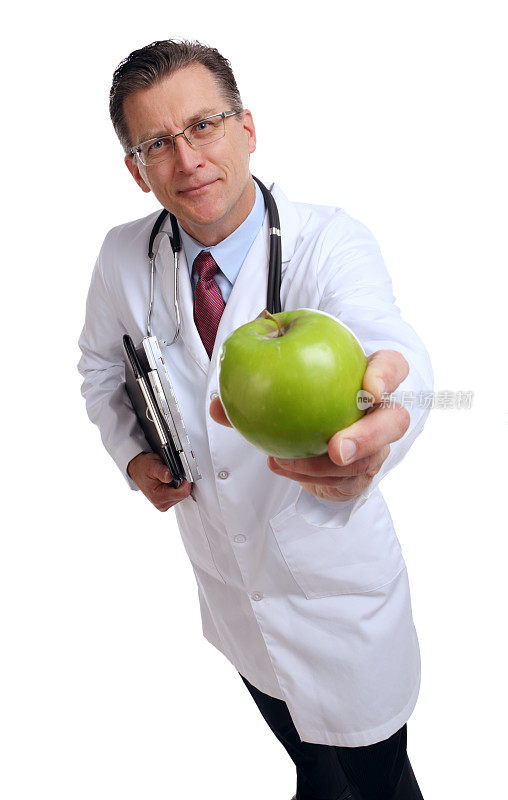 医生递出一个青苹果