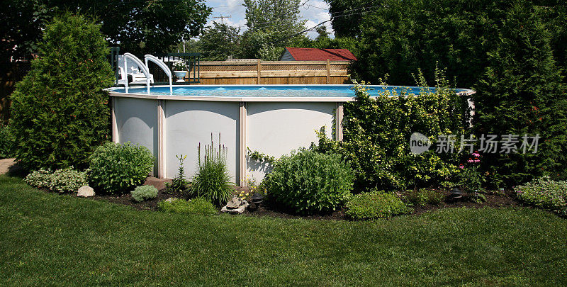 游泳池在郊区的房子后院在夏天