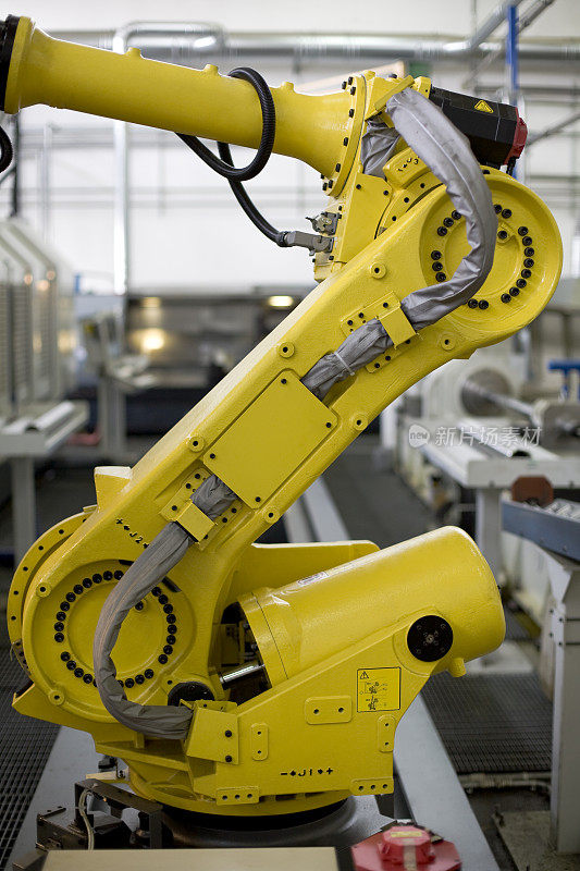 黄色的机械臂在生产线上工作