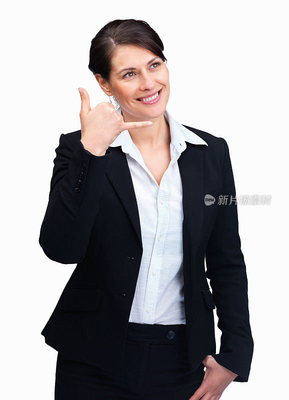 一个面带微笑的女商人打着一个电话信号，这个信号被隔离在白色的屏幕上