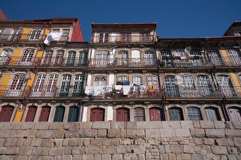 波尔图(葡萄牙):河边的建筑物