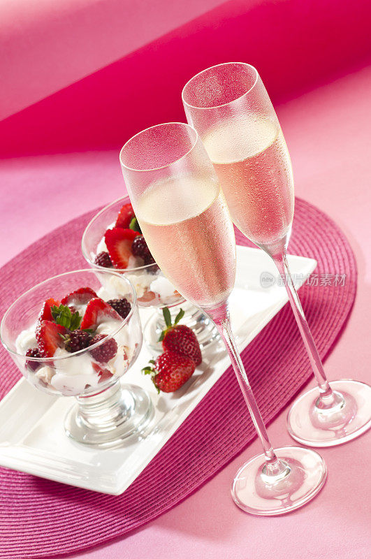 香槟和草莓甜点