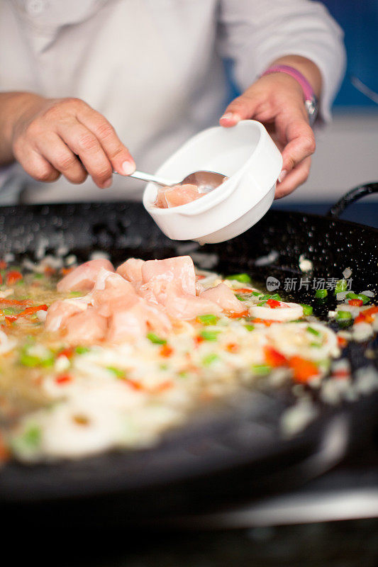 准备一份肉菜饭