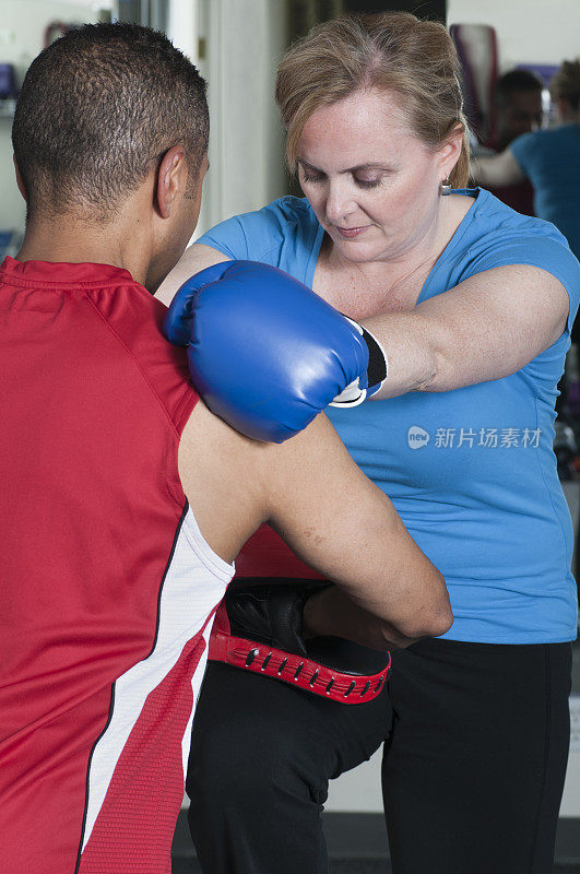 女性健身拳击与私人教练