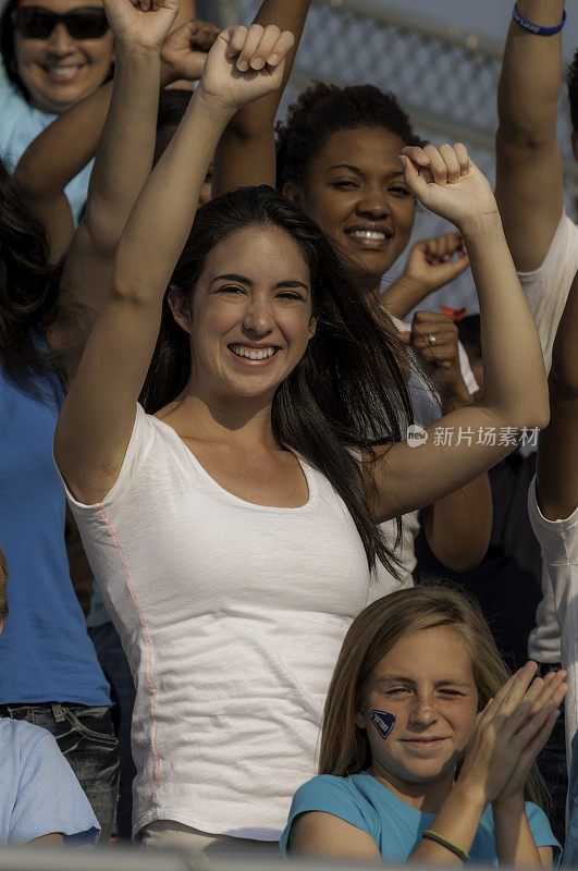 女球迷举起手臂为自己的球队欢呼