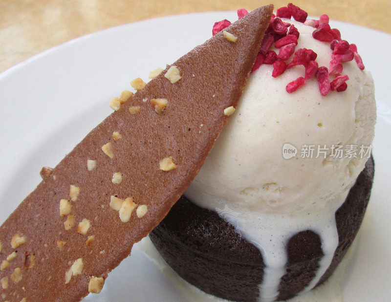 巧克力软糖蛋糕，香草冰淇淋，果仁榛子蛋糕，覆盆子干片