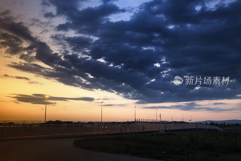 机场壮观的天空，日落