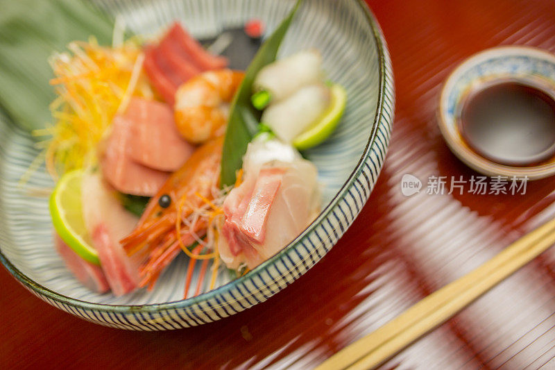 怀石料理晚餐配生鱼片