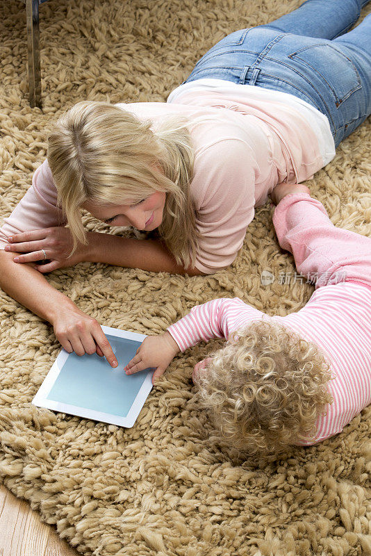母亲和女儿使用数码平板电脑