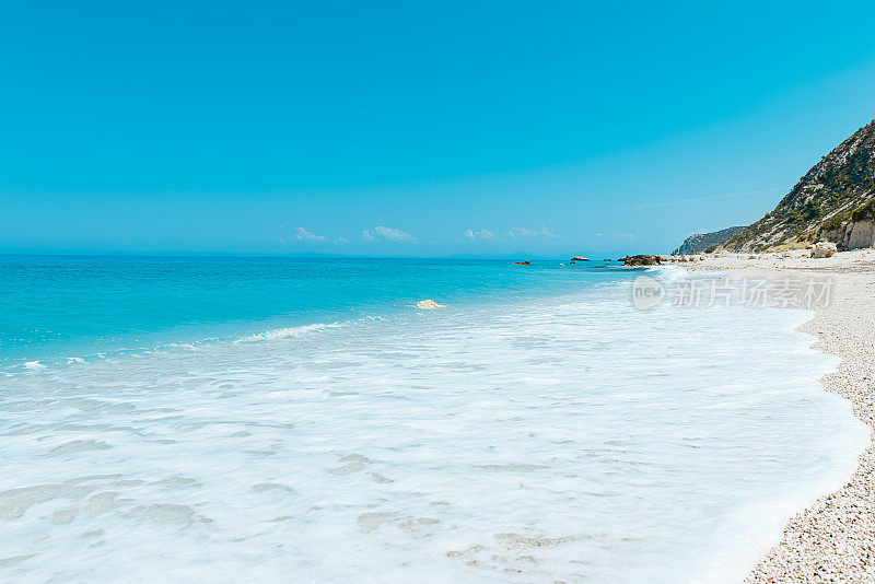 空旷的海滩海岸与绿松石海在马尔代夫在夏天